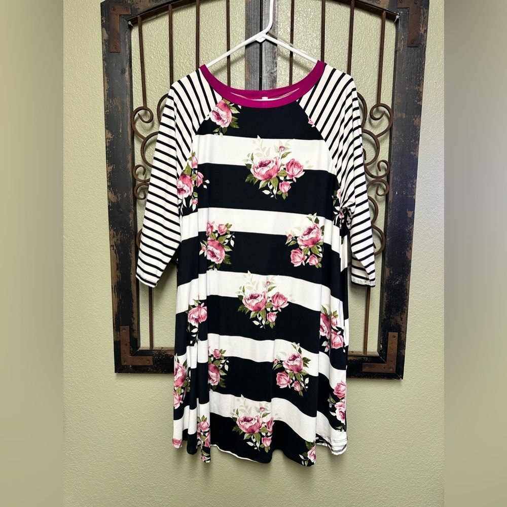 Emerald 3/4 striped sleeve floral striped tunic dress with pockets - Picture 2 of 5